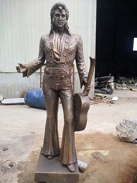 Cast bronze life size musician for garden decoration