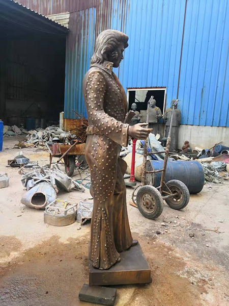 Cast bronze life size musician for garden decoration