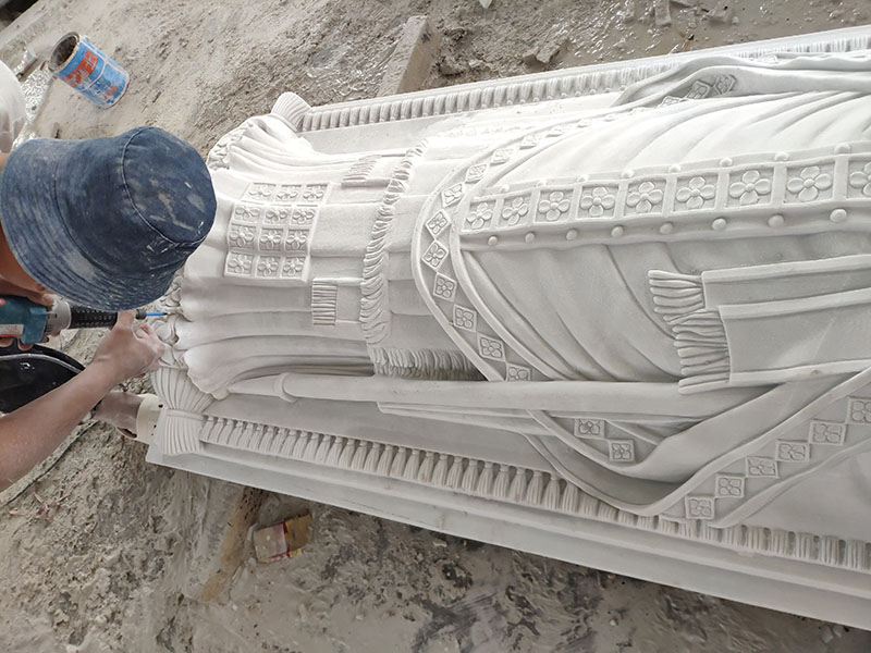 White marble and green marble coffin